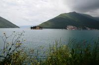 234 Montenegro, Bucht von Kotor mit Inseln Maria vom Felsen und Sveti Dorte