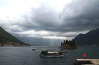 250 Montenegro, Bucht von Kotor,  Blick von der Insel Maria vom Felsenzur Insel Sveti Dore