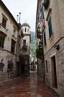 272 Montenegro, Kotor, Gasse mit Serbisch-Orthodoxe Kirche des Heiligen Nicolas