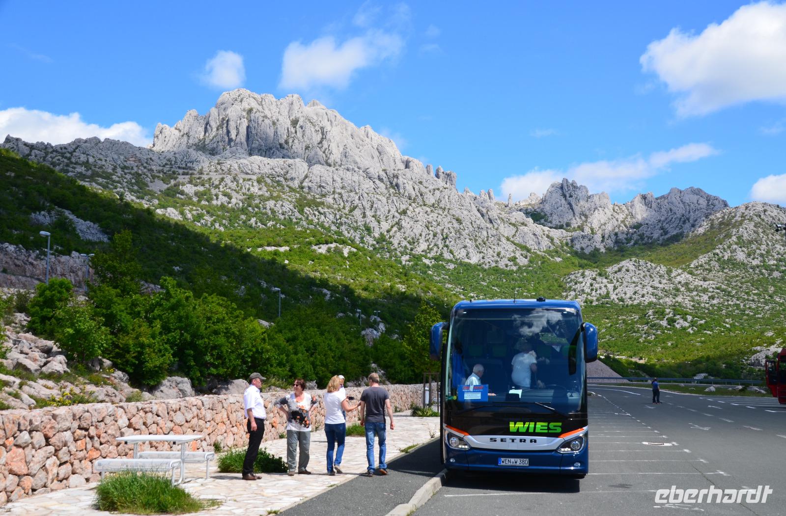 346 Unser Reisebus unter dem Heiligen Berg