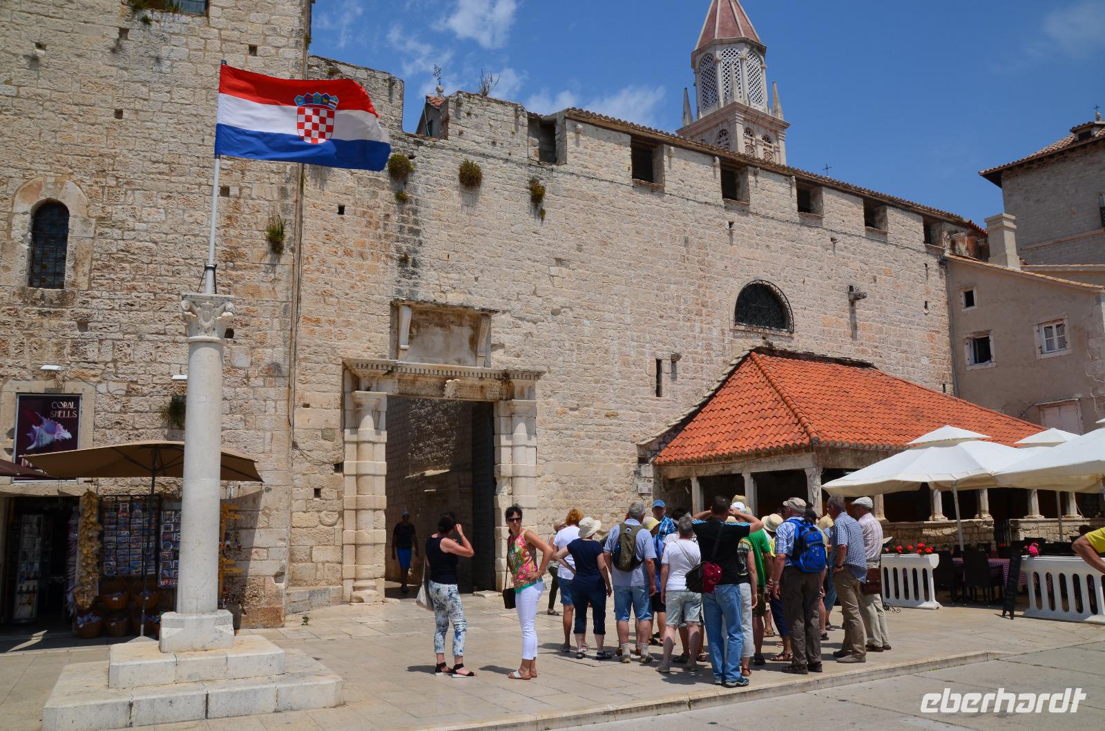 174 Trogir, Seetor mit Außenloggia und Benediktinerinnenkloster