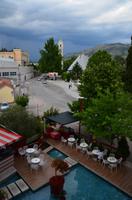 331 Mostar, Blick vom Hotel Bevanda zur Kathedrale am Abend