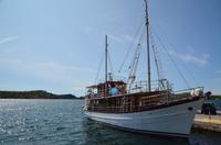 062 Sibenik, Boot an der Riva