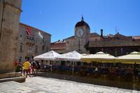 155 Trogir, Hauptplatz mit Rathaus, Uhrturm und Loggia