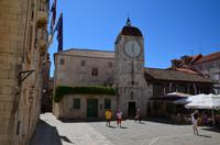 157 Trogir, Hauptplatz mit Rathaus und Uhrturm (Ehem. Kirche d. Heiligen Sebastian)
