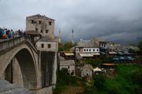 264 Mostar, Blick von der Alten Brücke auf das nördliche Brückenhaus