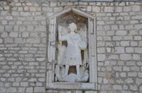 063 Sibenik, Stadtheiliger in den Resten der Stadtmauer