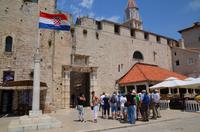 088 Trogir, Seetor mit Außenloggia und Benediktinerinnenkloster bei Sonnenschein