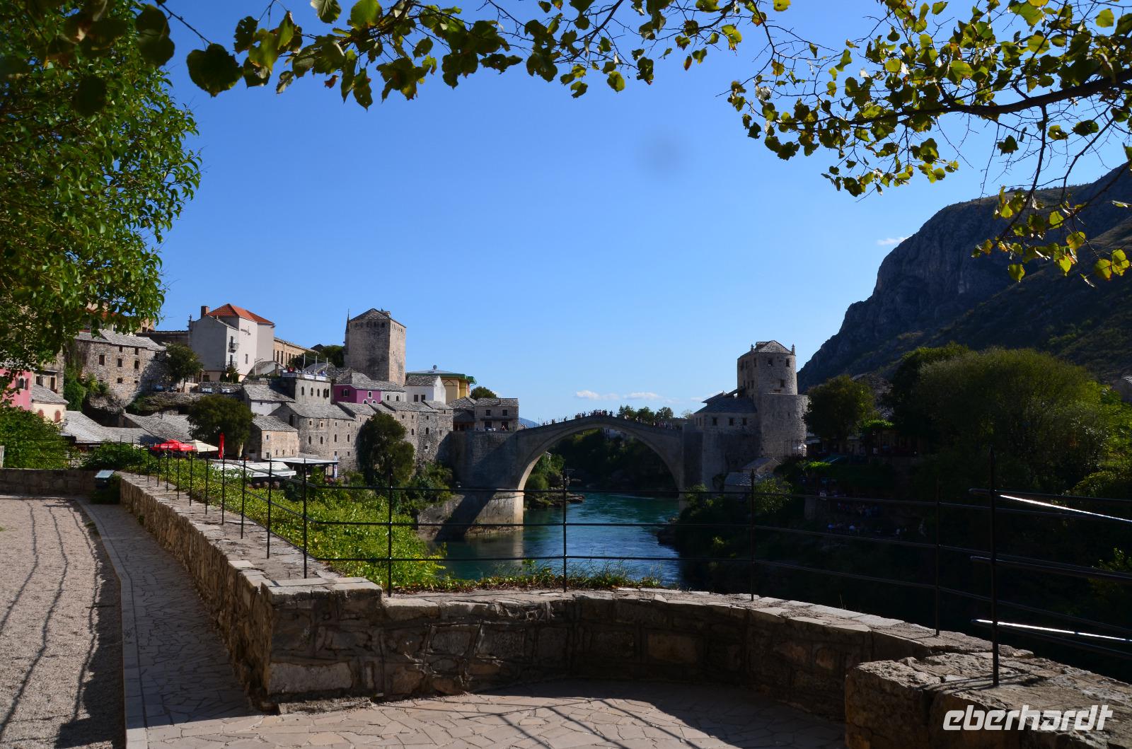 238 Mostar, Blick von der Mehmed Pascha Moschee zur Alten Brücke