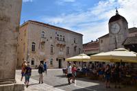 102 Trogir, Marktplatz mit Rathaus und Uhrturm