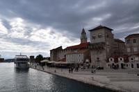 084 Trogir, Riva mit Palästen und Festung Kamerlengo