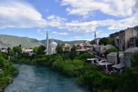 131 Mostar, Blick von der Alten Brücke zur Karadozbeg-Moschee