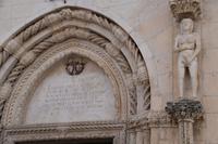 244 Sibenik, Kathedrale des Hl. Jacob, Details am Hauptportal