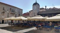 101 Trogir, Hauptplatz mit Rathaus, Uhrturm und Loggia