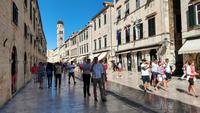 140 Dubrovnik, Stradun mit Turm der Franziskanerkirche
