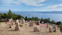 210h Insel Brac,  Megalit-Park mit Goldenem Horn