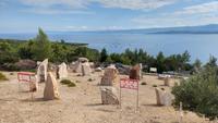 210i Insel Brac,  Megalit-Park mit Goldenem Horn