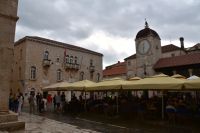 136 Trogir, Hauptplatz mit Rathaus und Uhrturm