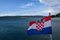 147 Blick von der Fähre zur Insel Korcula mit der Flagge Kroatiens