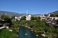 303 Mostar, Blick von der Alten Brücke zur Mehmed Pascha Moschee