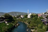 306 Mostar, Blick von der Alten Brücke zur Mehmed Pascha Moschee