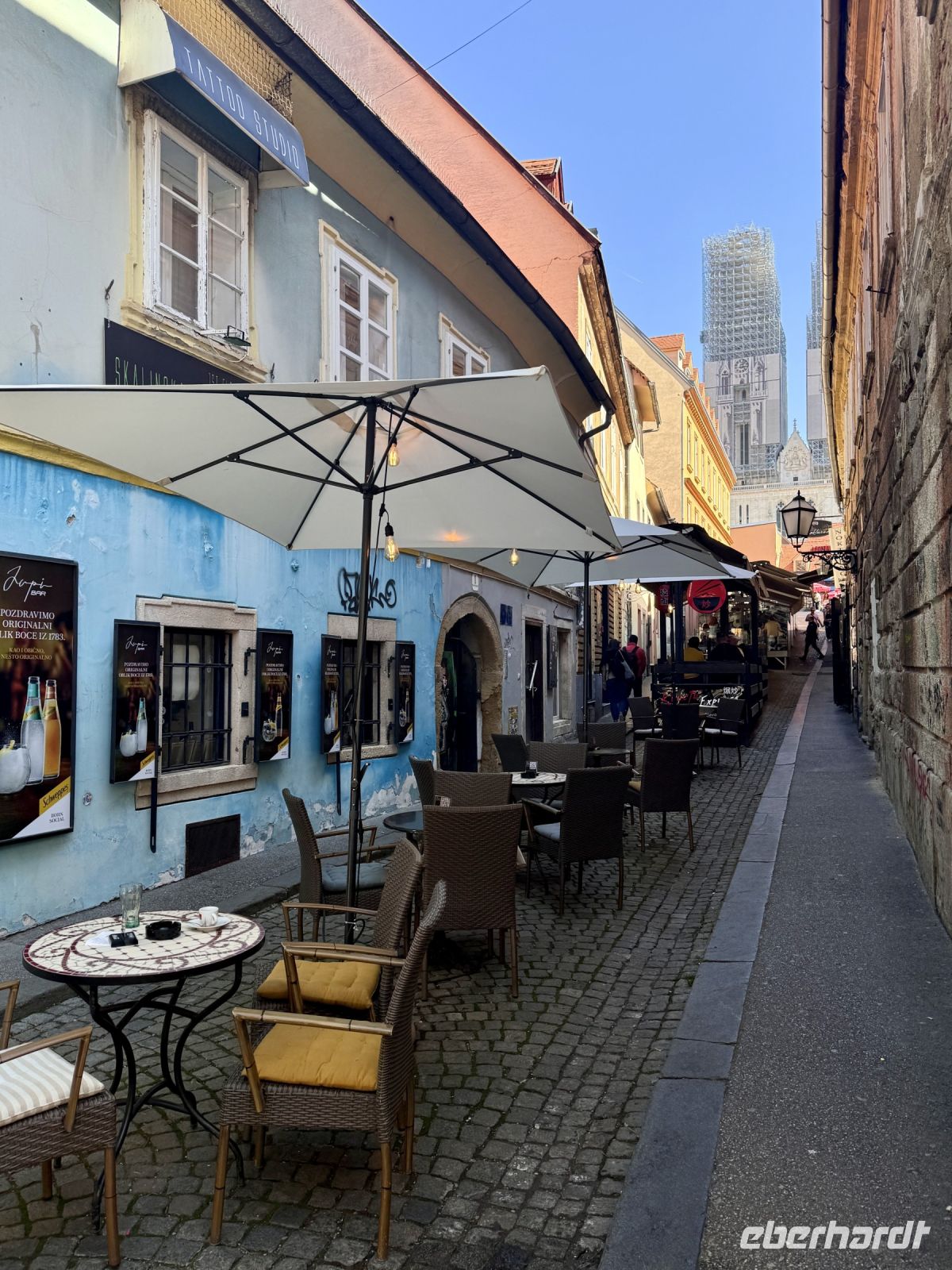 Tag 2 - Gasse in Zagreb mit Blick auf die Kathedrale 