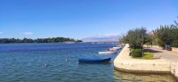 02-48 Nin, Uferpromenade mit Blick zur Insel Pag