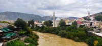 8-09 Mostar, Blick von der Alten Brücke zur Mehmed Pascha Moschee