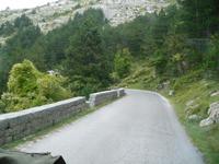 Fahrt auf schmaler Strasse