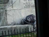 Löwendenkmal am Pass