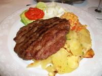 Abendessen in Mostar: Pljeskavica