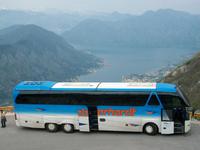 Unser Bus über der Kotorbucht