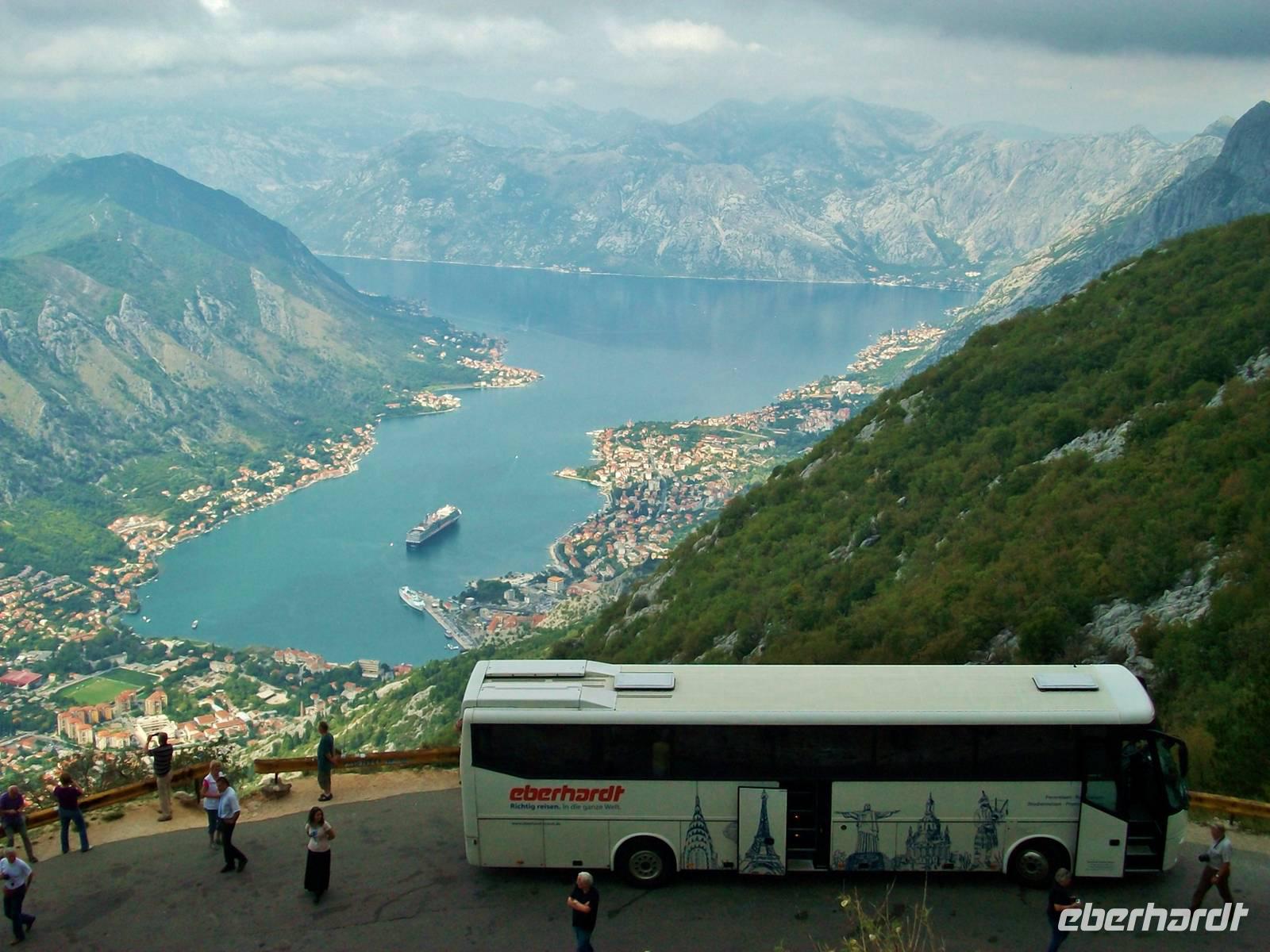 Unser Reisebus über der Kotorbucht