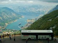 Unser Reisebus über der Kotorbucht