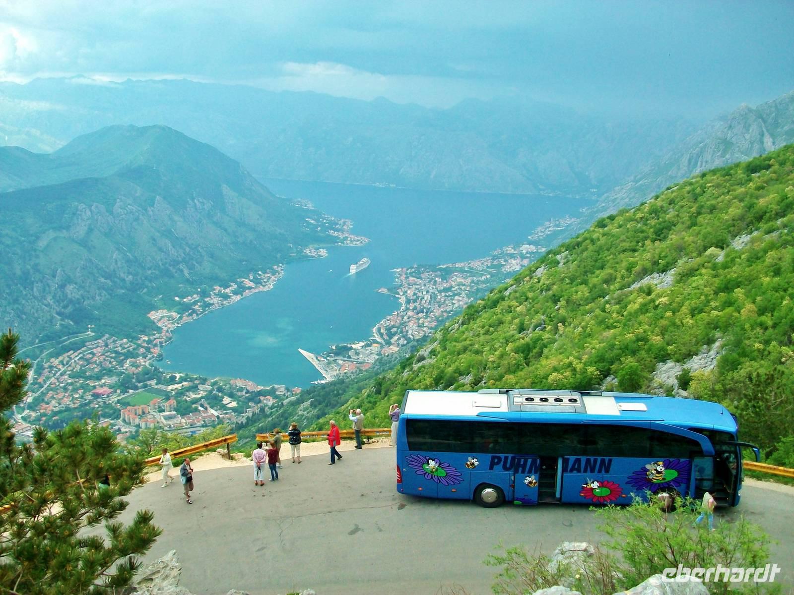 Unser Reisebus hoch über der Kotorbucht