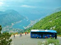 Unser Reisebus hoch über der Kotorbucht