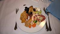 Abendbrot vom Buffet: Oliven, Reis und verschiedenes Gemüse