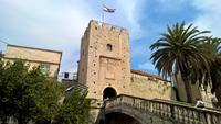 Treppe, die in die Stadt Korcula hinein führt