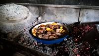 Zubereitung von Kartoffeln und Fleisch auf traditionelle Art