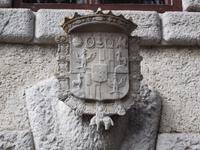 Wappen über dem Eingang der Höhlenburg