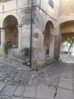 Groznjan, Stadtloggia mit Kratzstein