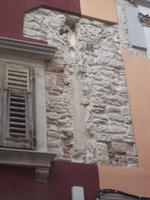 Pula, venezianische Hausfassade mit römischen Resten