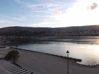 Strand der Lagune in der Stadt Pag