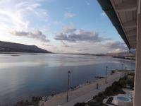 Strand der Lagune in der Stadt Pag