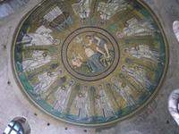 Ravenna, Taufkapelle der Arianer, Deckenmosaik mit der Taufe Jesu