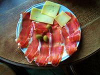 Imbiss: Schinken und Käse der Region