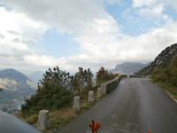 Fahrt auf Serpentinenstrecke nach Njegusi