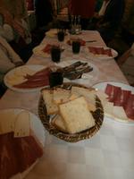 Schinken und Käse in Njegusi als Verkostung