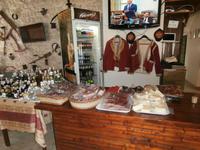 Schinken und Käse in Njegusi als Verkostung