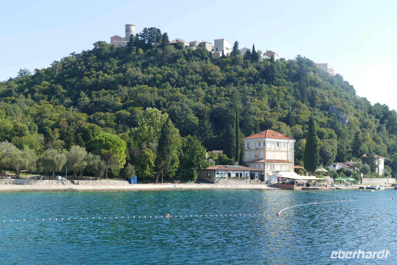 Bootsfahrt in der Kvarner Bucht – Die Stadt Omisalj